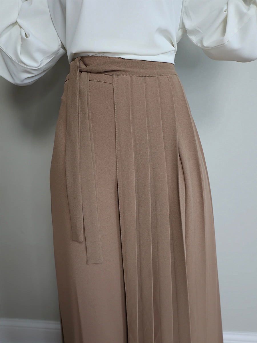 Hermoso conjunto de sobrefalda plisada y pantalón