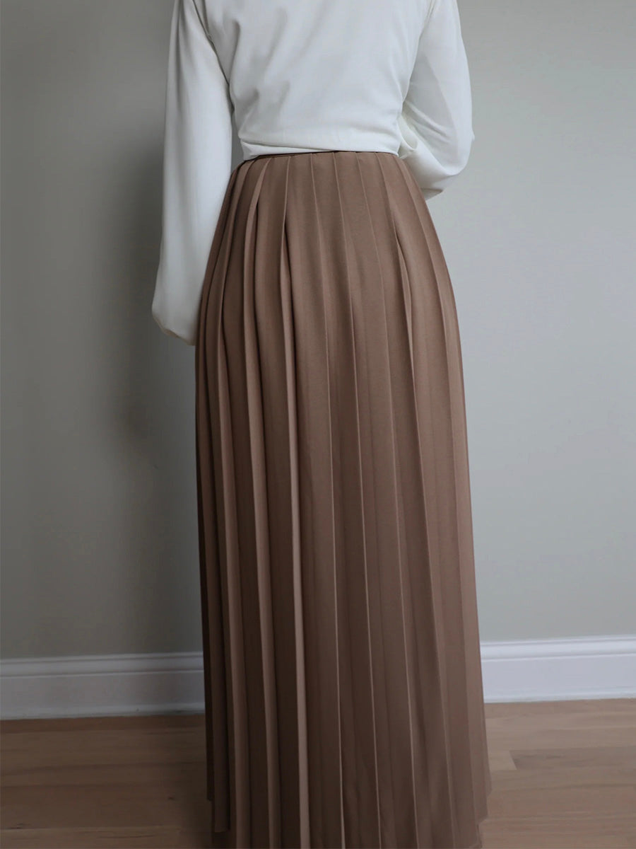 Hermoso conjunto de sobrefalda plisada y pantalón
