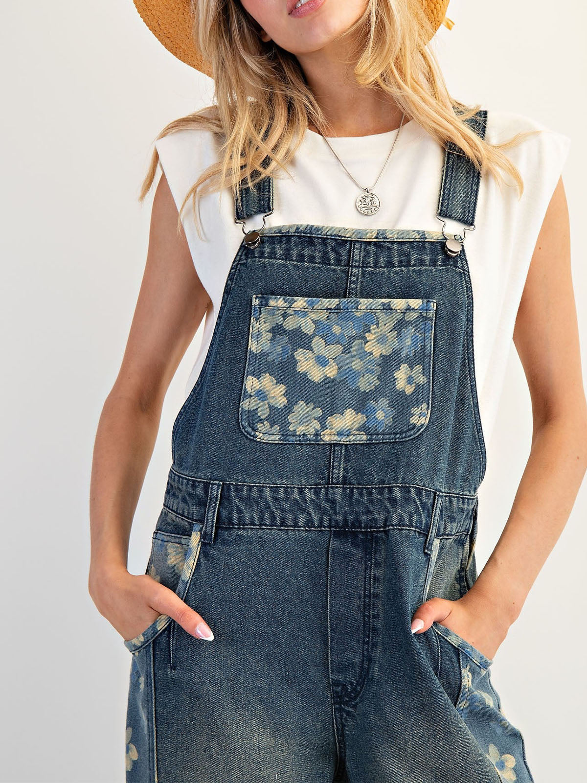 Latzhose aus Denim mit Blumenmuster