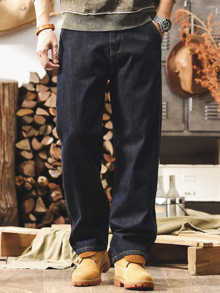 Herrenjeans mit weitem Bein, dunklem Denim und kontrastierenden Nähten im Retro-Stil
