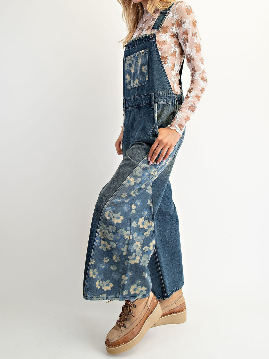 Latzhose aus Denim mit Blumenmuster