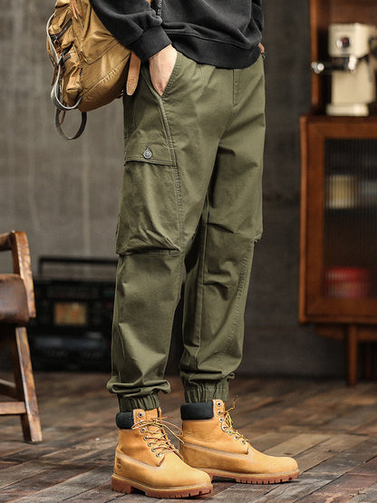 Herren-Cargohose mit elastischem Bund, Knopfleiste und schmal zulaufendem Bein