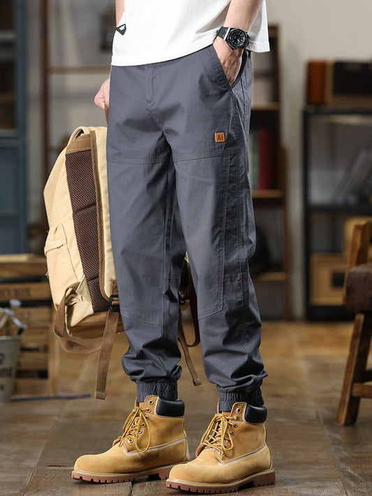 Pantaloni cargo affusolati da uomo con etichetta a toppa e polsini elasticizzati