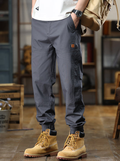 Cargohose für Herren mit aufgesetztem Markenlabel und elastischen Bündchen