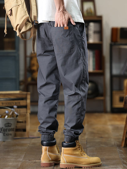 Cargohose für Herren mit aufgesetztem Markenlabel und elastischen Bündchen