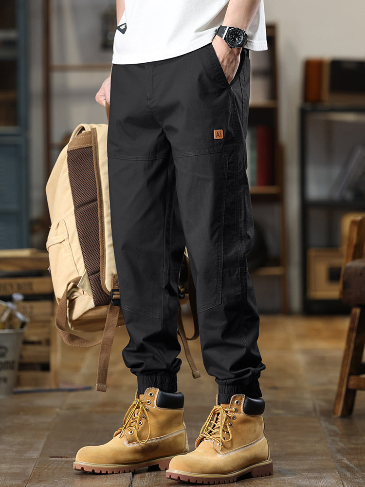 Cargohose für Herren mit aufgesetztem Markenlabel und elastischen Bündchen