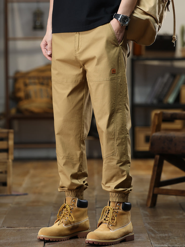 Cargohose für Herren mit aufgesetztem Markenlabel und elastischen Bündchen