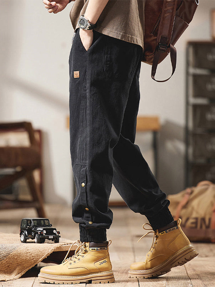 Herren Jogger-Hose aus 100% Baumwolle mit Knopfdetail an der Seite