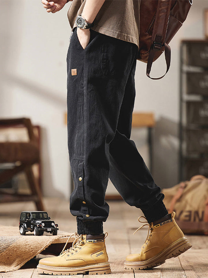 Herren Jogger-Hose aus 100% Baumwolle mit Knopfdetail an der Seite